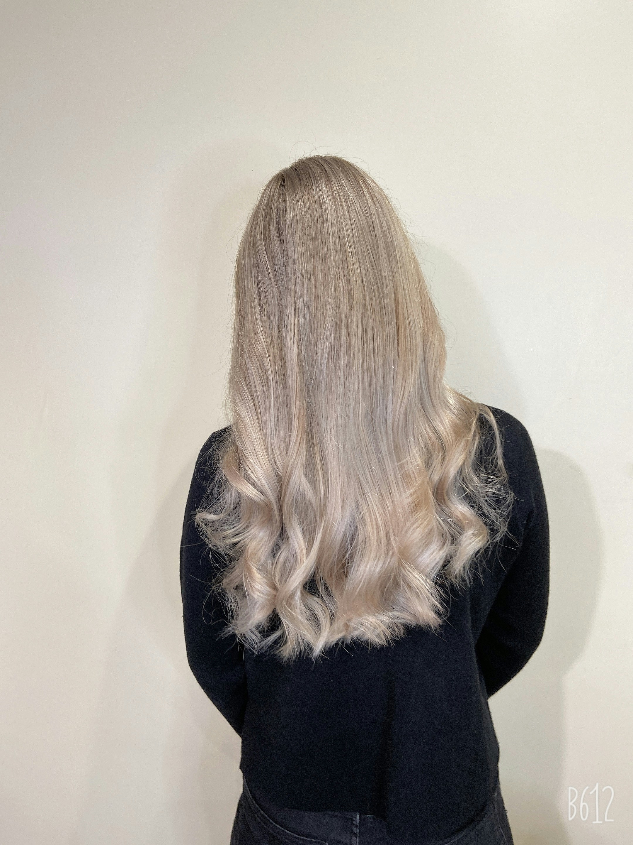 芦屋・岡本・甲子園で愛されて20周年目の美容室u*kuriのヘアカタログ ハイトーンロングヘア｜透明感のあるブリーチカラーで抜け感アップ